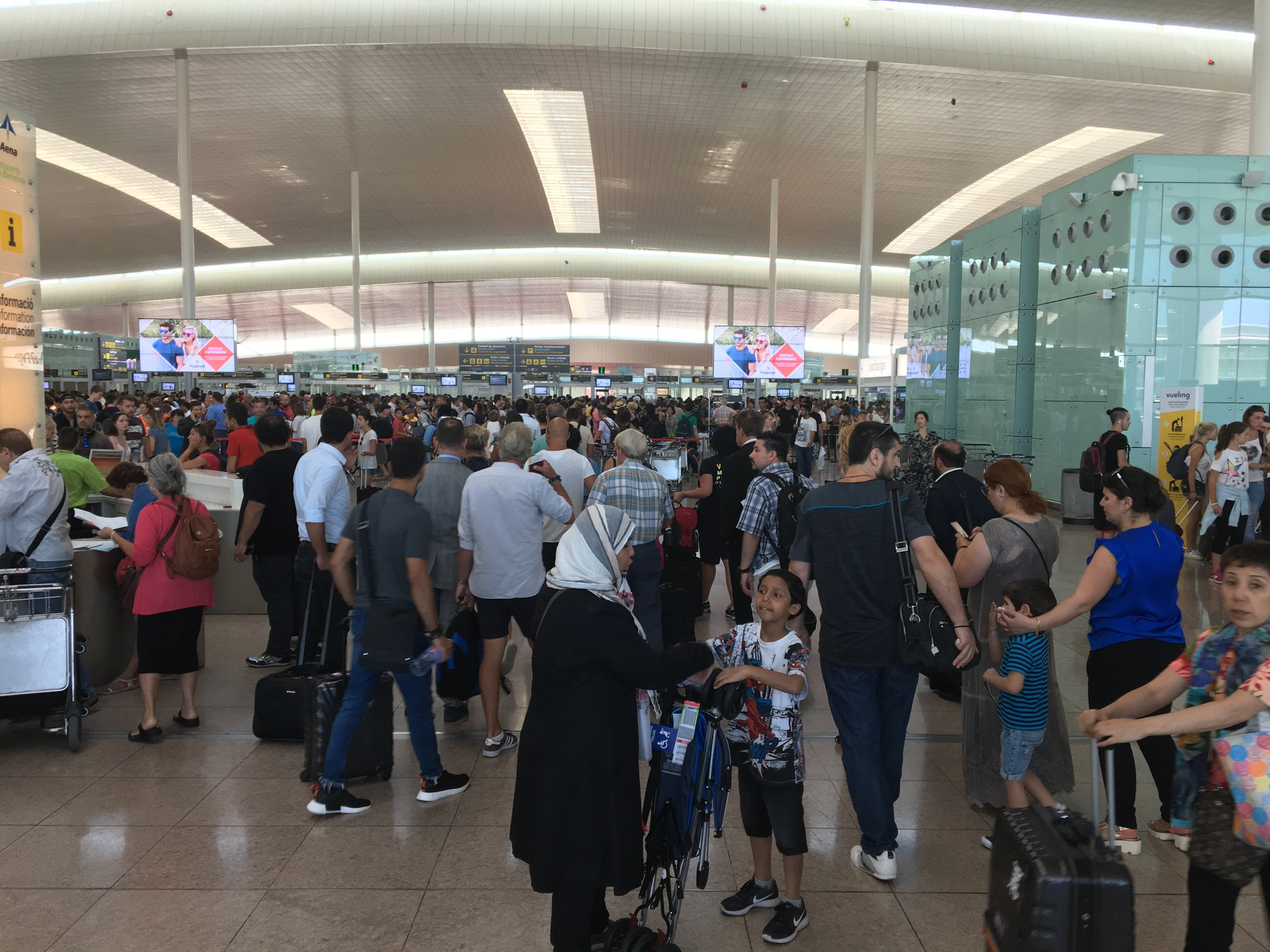 Colas en los controles de seguridad en el Aeropuerto de Barcelona / PABLO ALEGRE