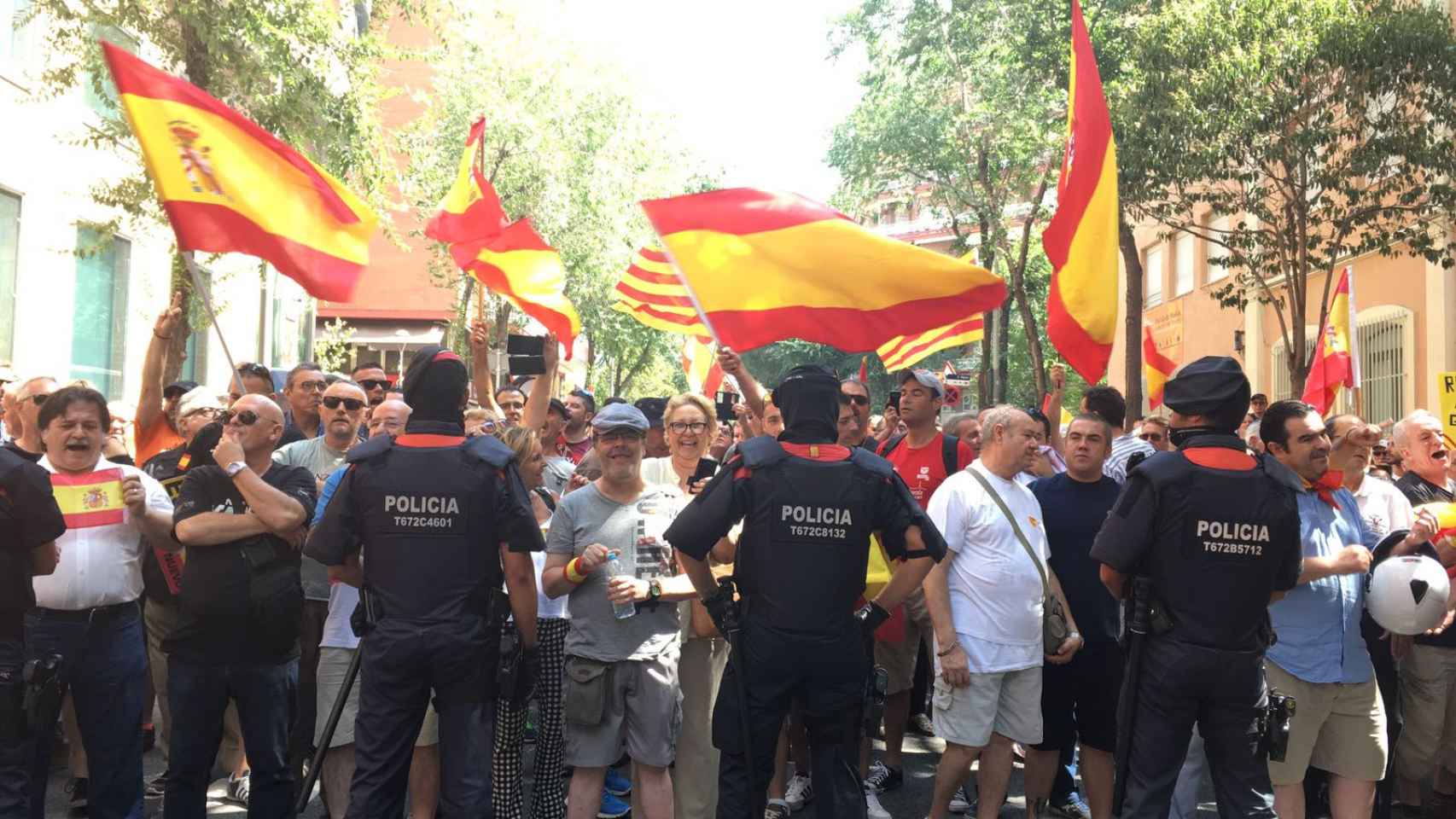 Dos manifestaciones, a favor y en contra de la Guardia Civil, coincidieron recientemente en el cuartel de Travessera de Gràcia / MS
