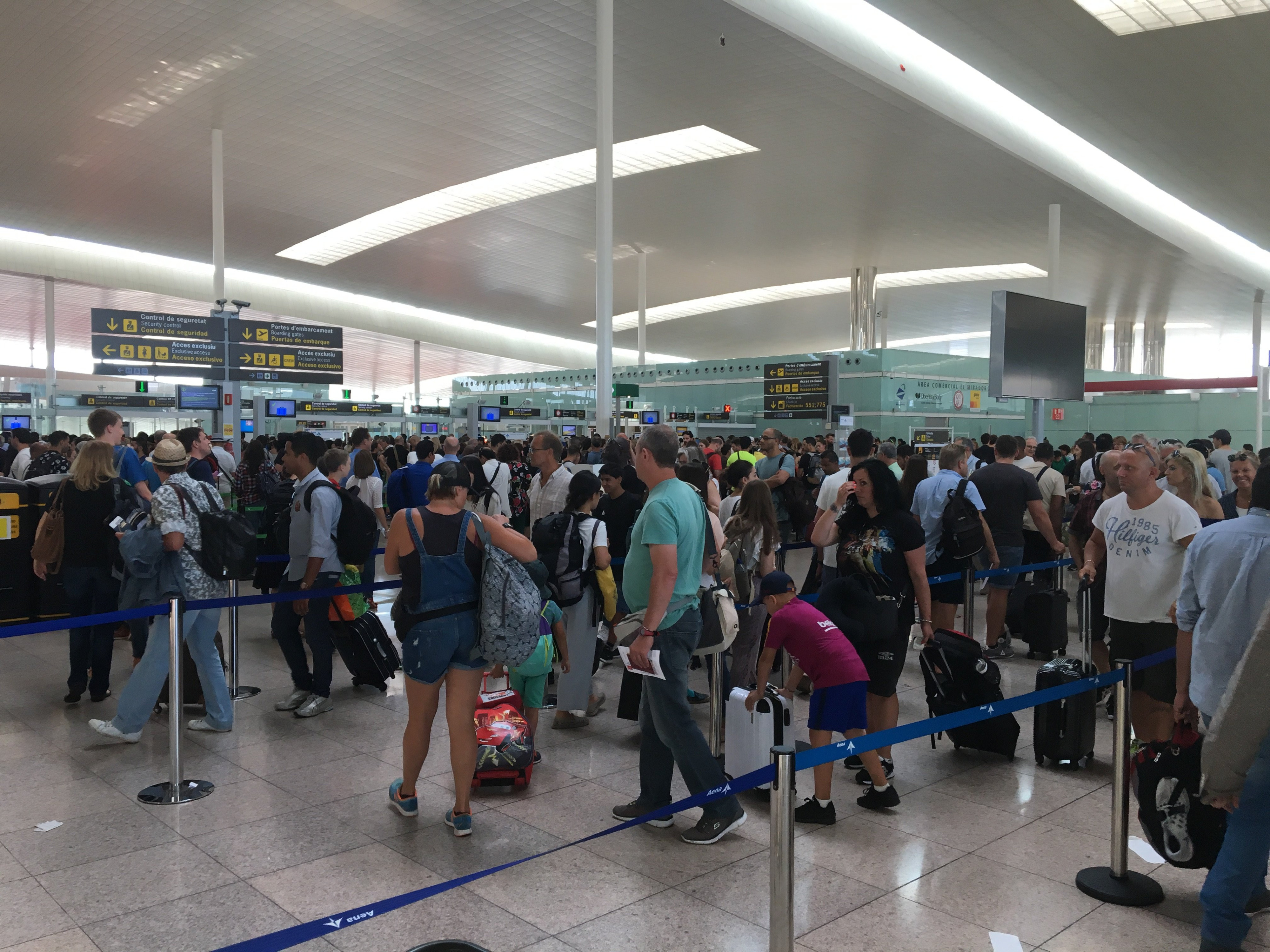 Colas de pasajeros en el Aeropuerto de Barcelona durante la huelga de Eulen / PA