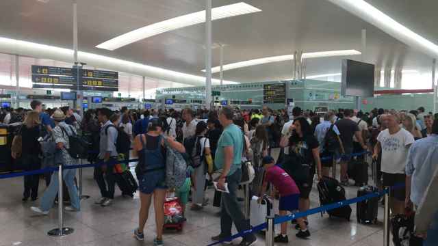 Pasajeros esperando para cruzar el control de seguridad en el Aeropuerto de Barcelona / PA
