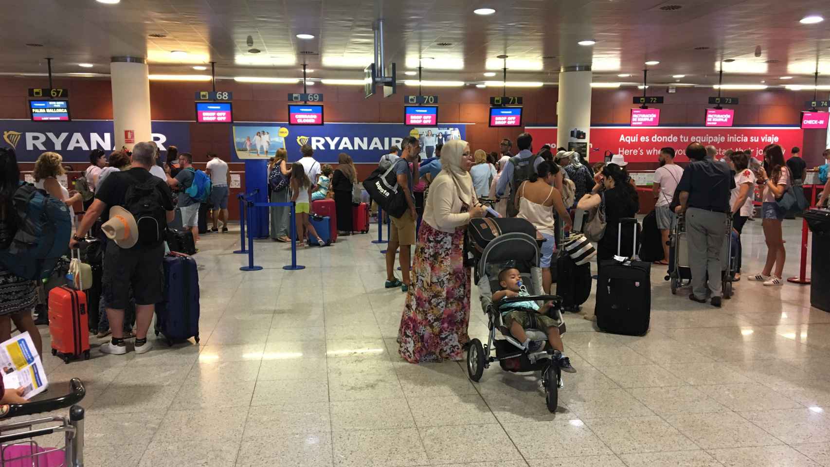 Mostradores de Ryanair en la T2 del Aeropuerto de Barcelona / PABLO ALEGRE