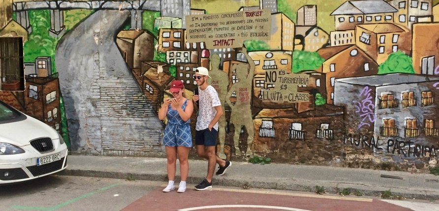 Dos turistas holandeses se hacen un selfie junto al mural de Vallcarca / XFDC