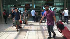 Pasajeros llegan al Aeropuerto de Barcelona / PABLO ALEGRE