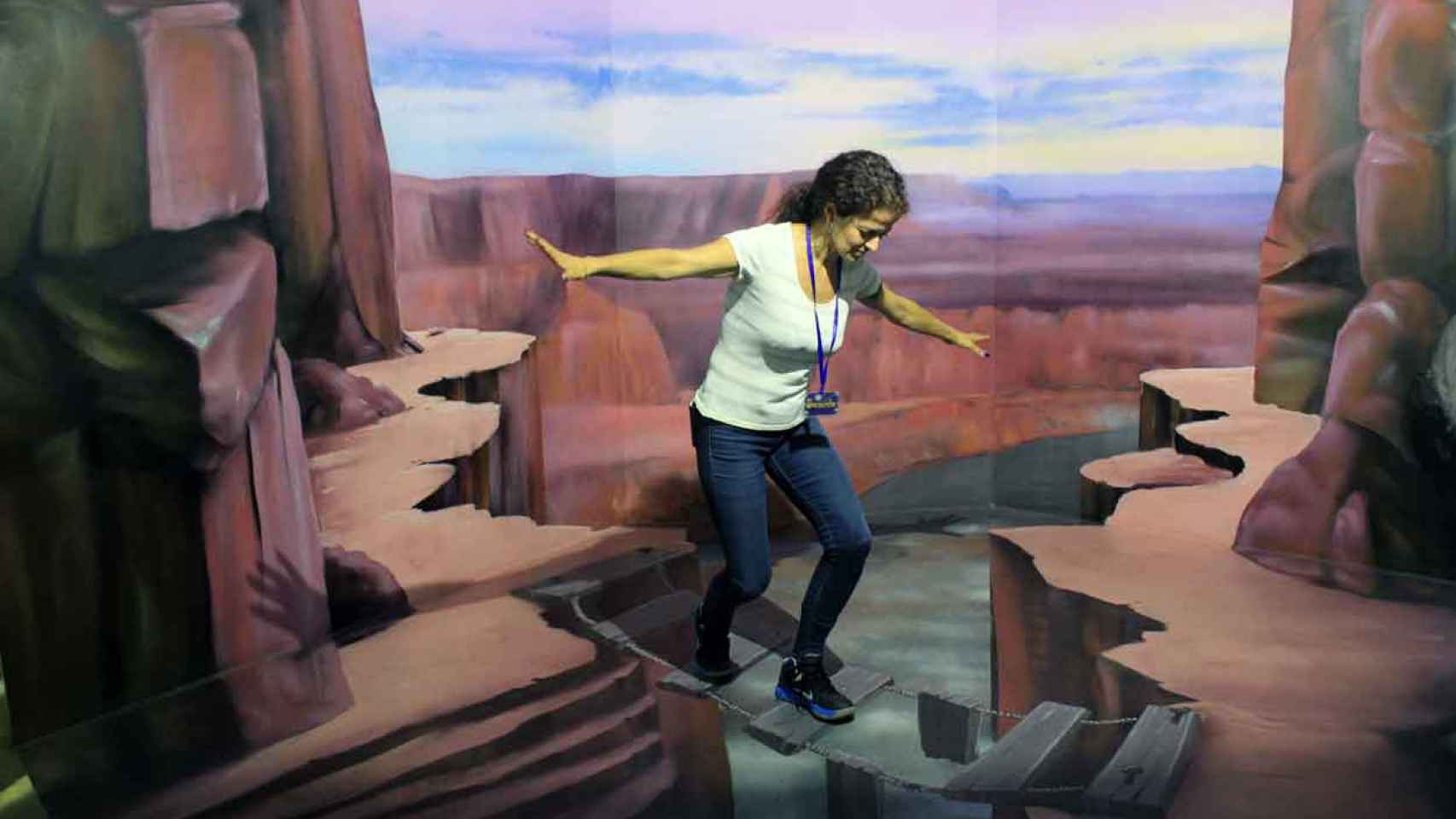 En el Museo de las Ilusiones, cruzar el Gran Cañón puede resultar arriesgado. / CR.