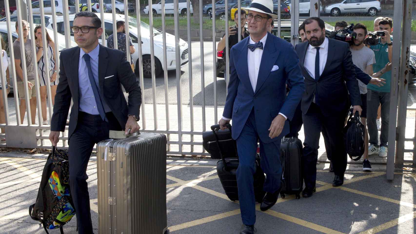 Los representantes legales de Neymar a su llegada a las oficinas del FC Barcelona / EFE