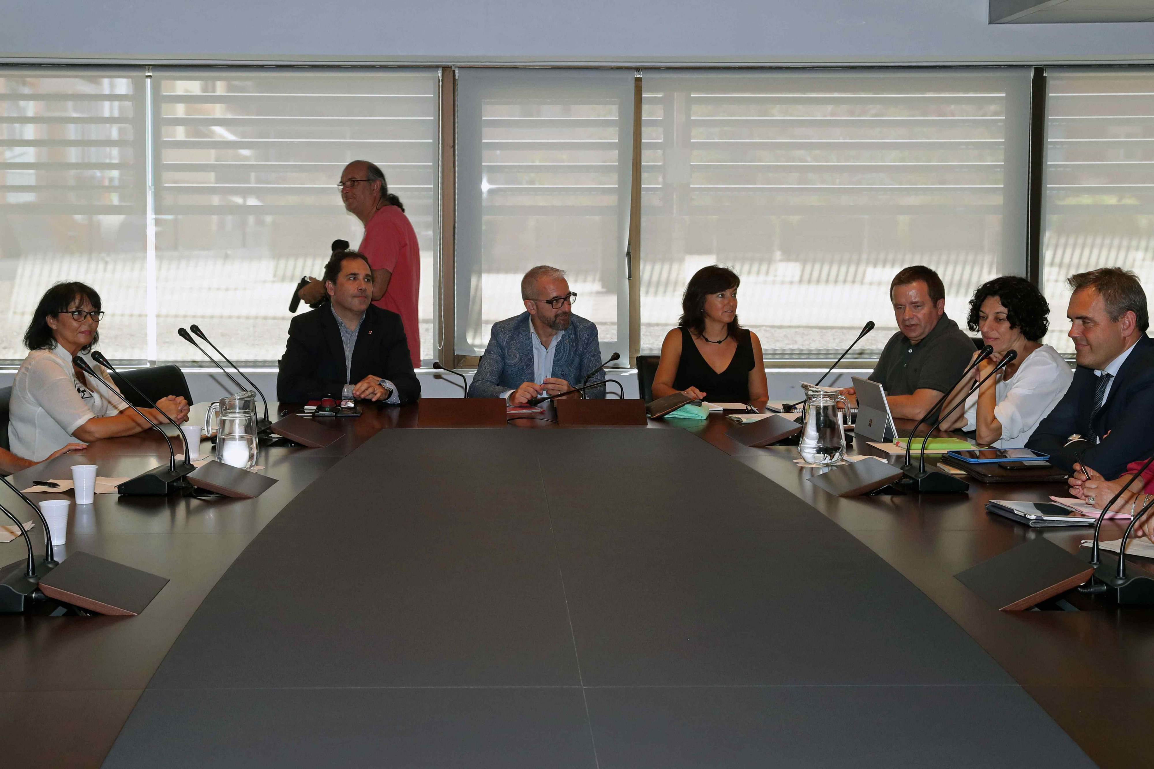 Reunión de trabajadores, empresa y Aena / EFE - Toni Albir