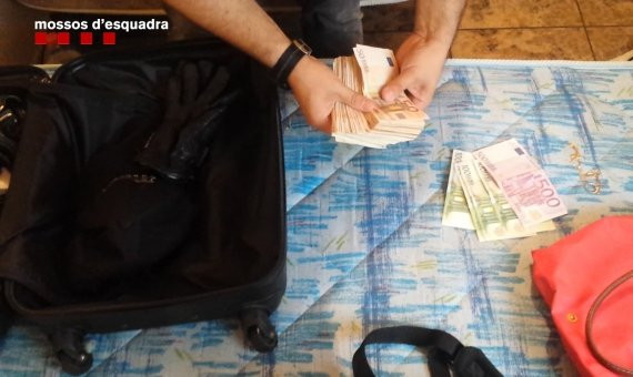 Dinero incautado a los detenidos / MOSSOS
