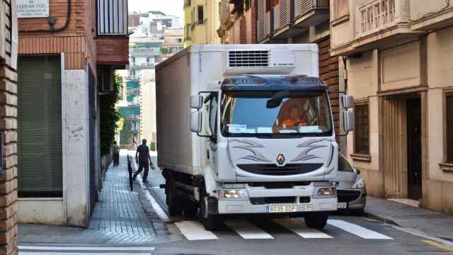 Un camión pasa por la calle Ballester, en el barrio del Putxet / XFDC