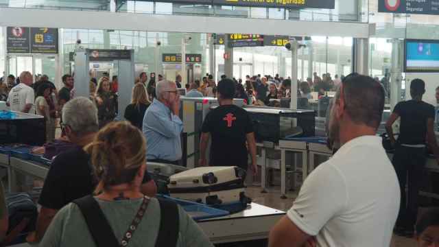 Colas en el Aeropuerto de Barcelona durante los primeros paros parciales / Arnau Mas