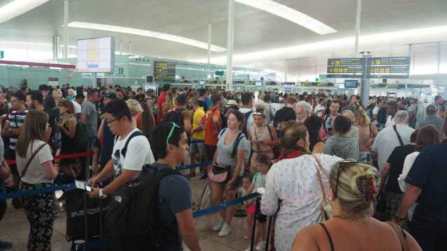 Colas en el Aeropuerto de Barcelona en una nueva jornada de huelga / ARNAU MAS