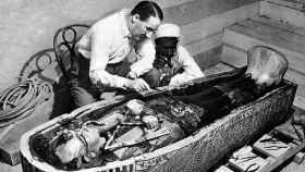 El arqueólogo británico Howard Carter frente a la tumba de Tuthankhamon
