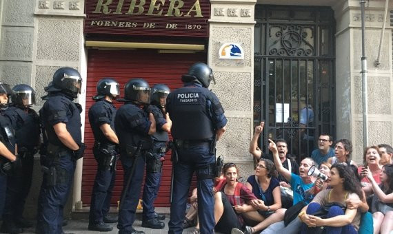 Mossos d'Esquadra frente a manifestantes en Entença 155 / M.S.
