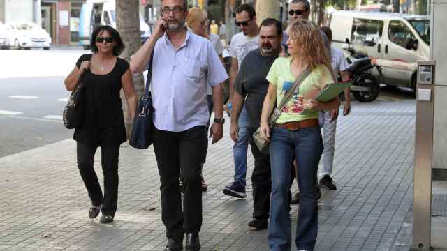 El asesor del comité de huelga, Juan Carlos Giménez, se dirige a una reunión junto al resto de representantes de los trabajadores / EFE/Toni Albir