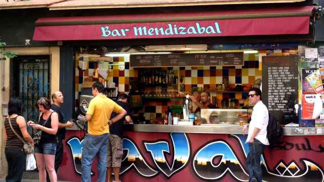 Una cafetería con varios clientes en el exterior / ARCHIVO