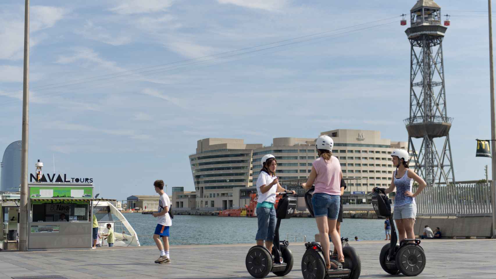 Un grupo de turistas con segway junto al puerto de Barcelona / MERLIJN HOEK
