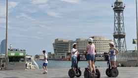 Un grupo de turistas con segway junto al puerto de Barcelona / MERLIJN HOEK