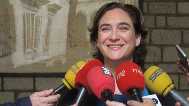 La alcaldesa de Barcelona, Ada Colau, atendiendo a la prensa : EP