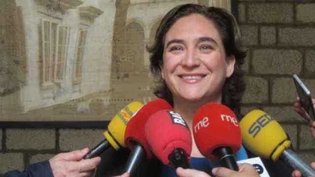 La alcaldesa de Barcelona, Ada Colau, atendiendo a la prensa : EP_570x340