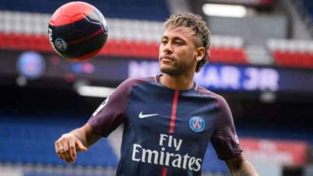 Neymar durante el acto de presentación en París : EFE_570x340