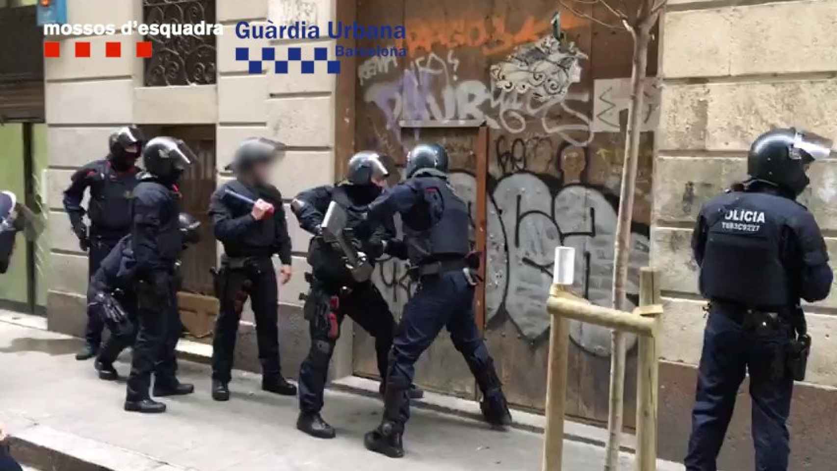 Imagen de archivo de una operación policial contra los 'narcopisos' del Raval / Mossos d'Esquadra