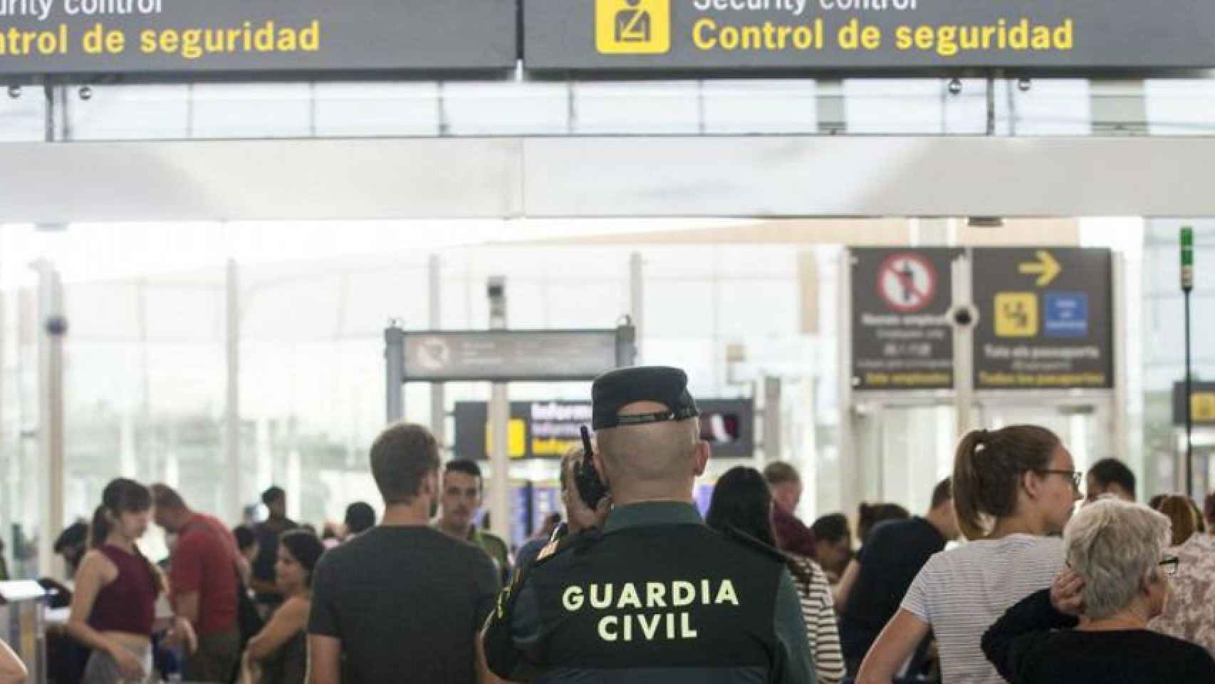La Guardia Civil en un control de seguridad aeroportuario / Quique García- EFE