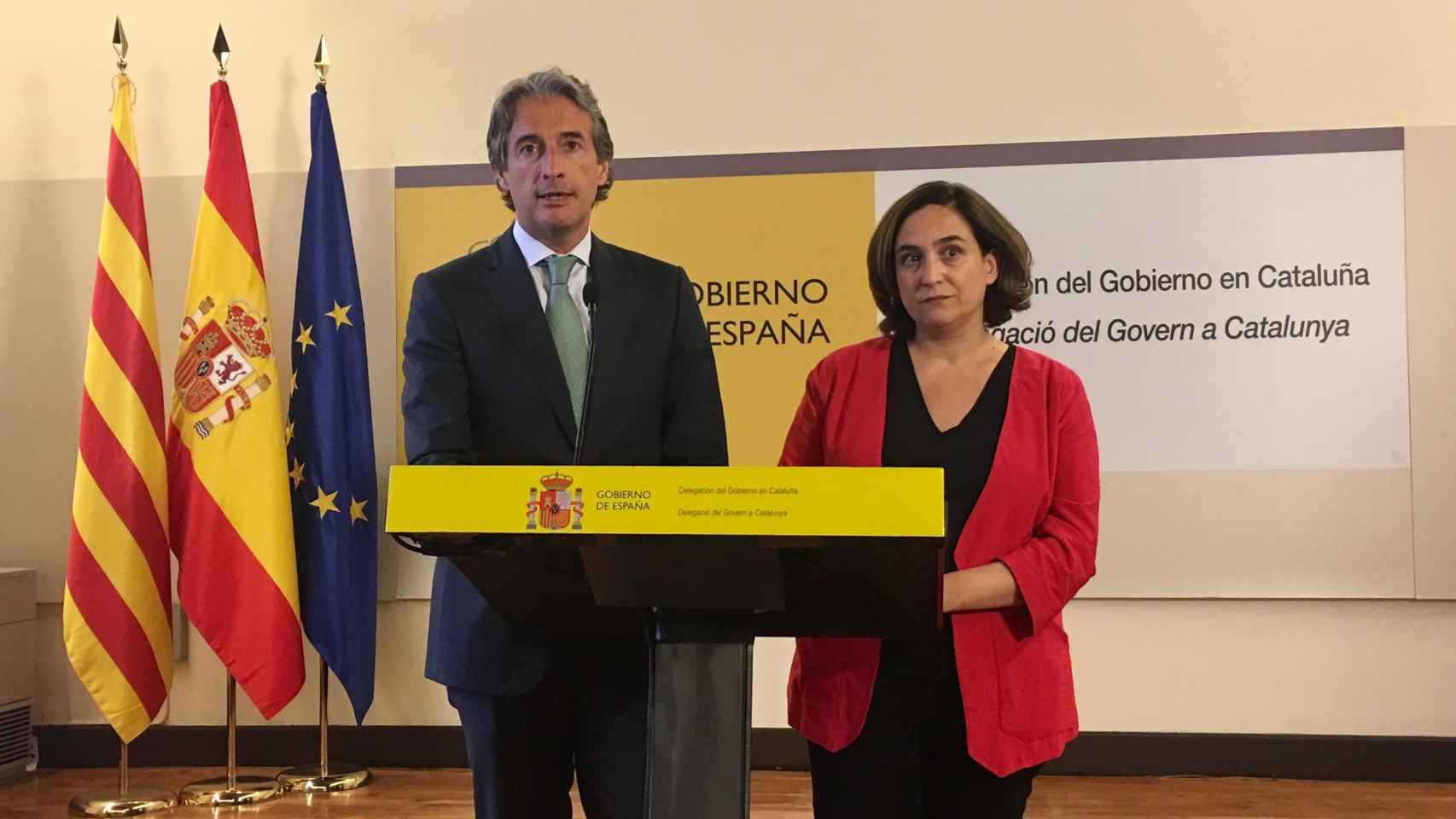 La alcaldesa Ada Colau junto al ministro de Fomento, Íñigo de la Serna / MARTA SÁNCHEZ