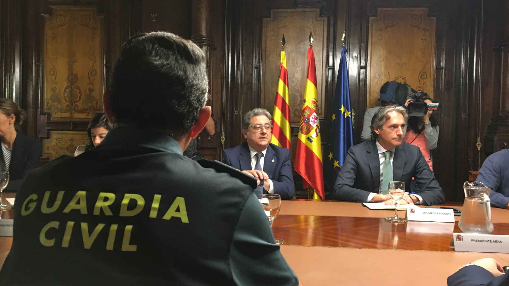 El ministro Íñigo de la Serna junto al delegado del Gobierno Millo en el Comité de crisis con agentes de la Guardia Civil / MARTA SÁNCHEZ