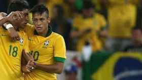 Paulinho y Neymar durante un partido de la selección brasileña / EFE