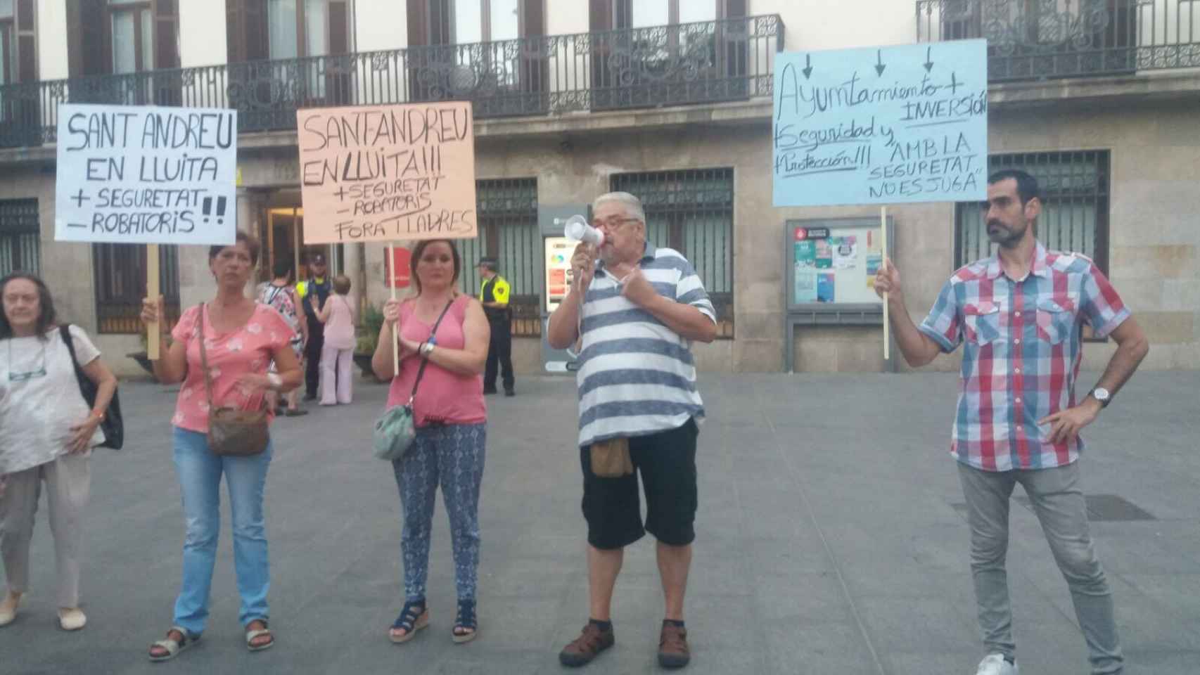 Vecinos de Sant Andreu exigen más patrullas para frenar los robos / Susana Soto