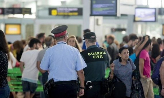 Mossos d'Esquadra y Guardias Civiles refuerzan los controles de pasajeros en el aeropuerto / EFE