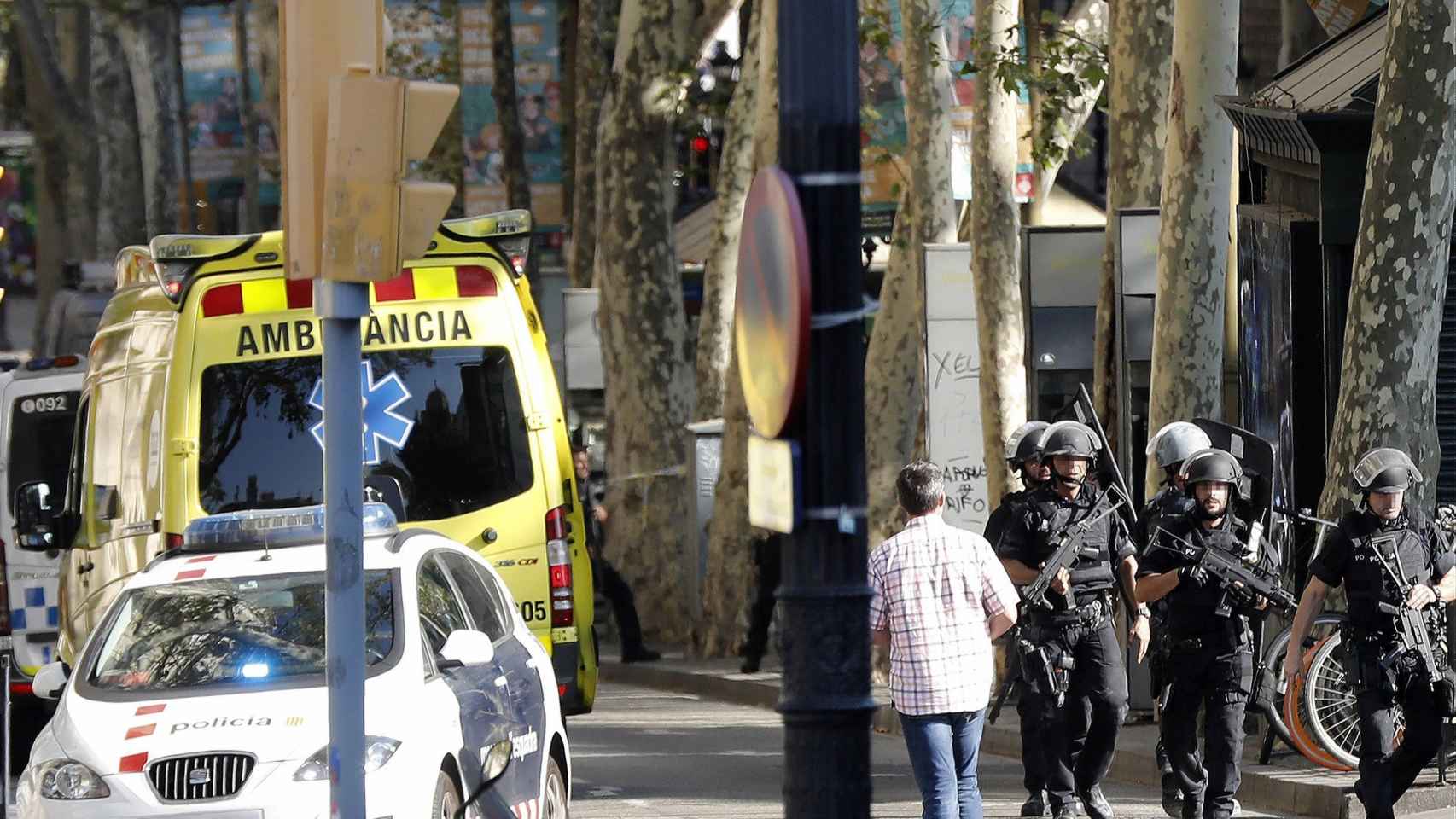 Ambulancias y efectivos de la policía acordonan la zona del atentado de la Rambla, el pasado 17 de agosto / EFE