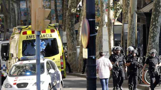 Ambulancias y efectivos de la policía acordonan la zona del atentado de la Rambla, el pasado 17 de agosto / EFE