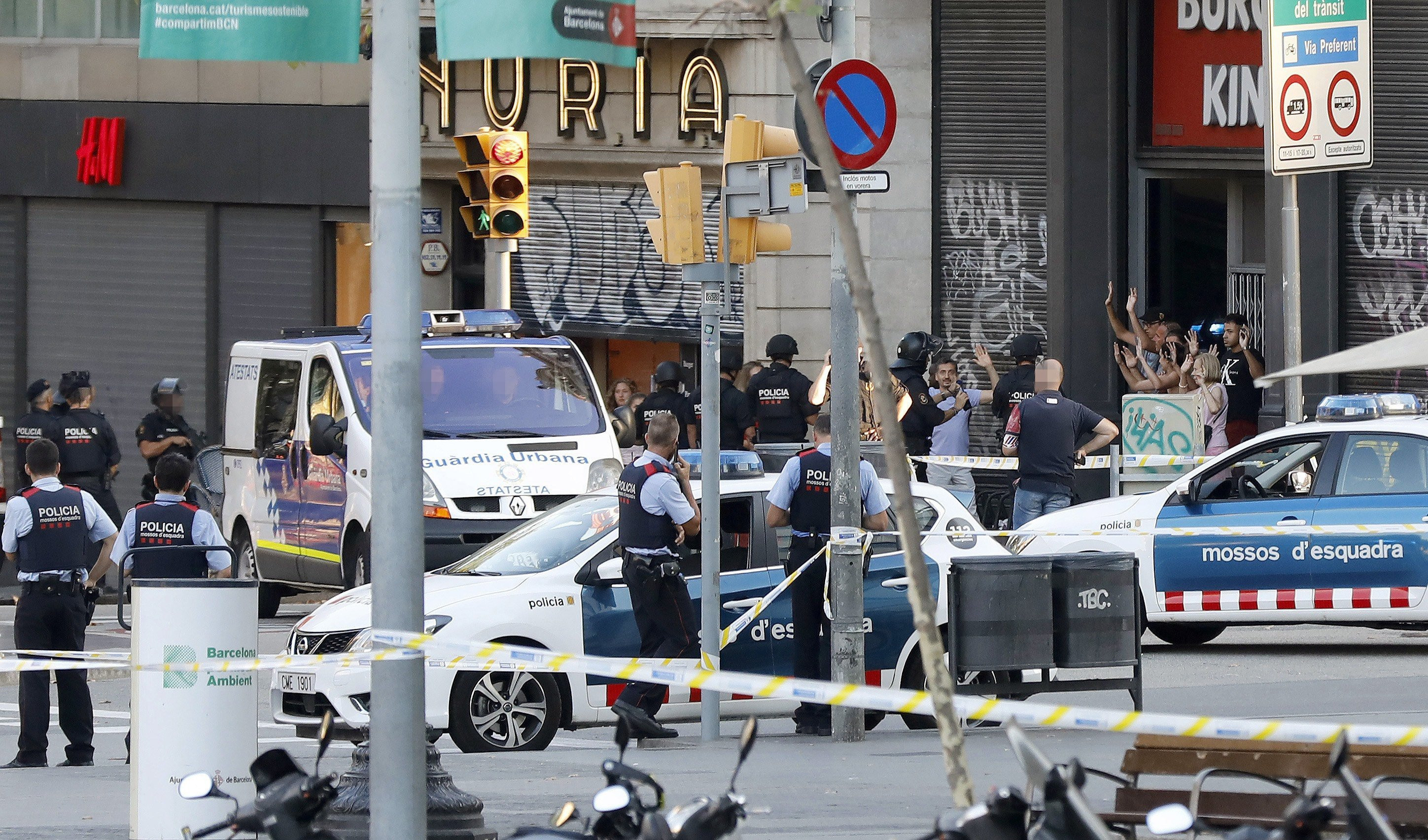 Despliegue policial en el lugar del atentado / EFE/Andreu Dalmau