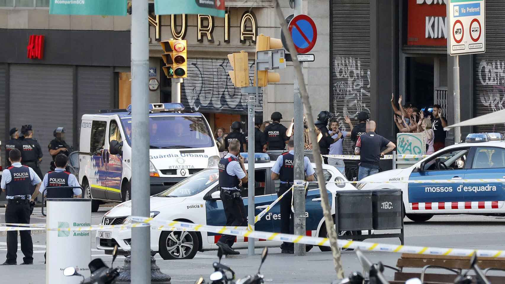Despliegue policial en Barcelona en el lugar del atentado / EFE/ Andreu Dalmau
