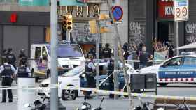 Despliegue policial en Barcelona en el lugar del atentado / EFE/ Andreu Dalmau