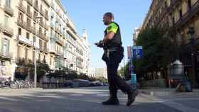 Un agente de la Guardia Urbana mantiene acordonada la rambla de Catalunya / DAVID GARCÍA MATEU