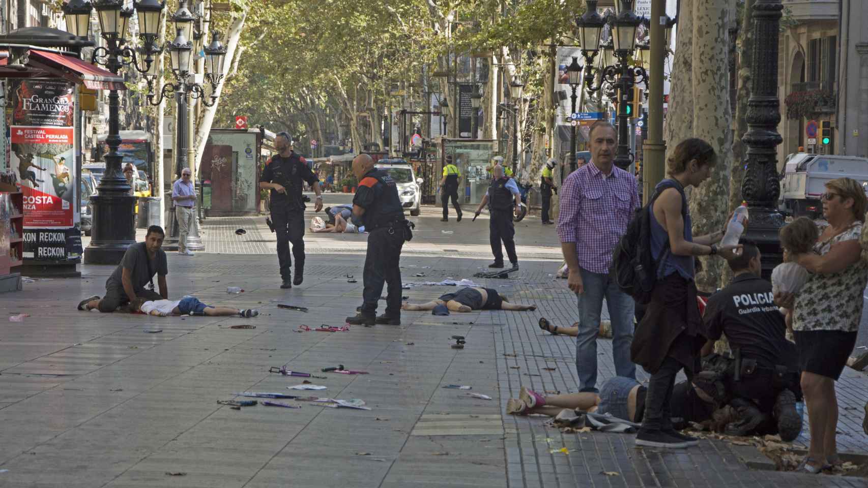 Varias víctimas en el suelo en el lugar del atropello masivo / EFE/David Armengou