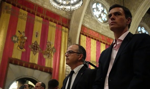 El portavoz del Govern de la Generalitat, Jordi Turull, junto al secretario general del PSOE, Pedro Sánchez / DGM