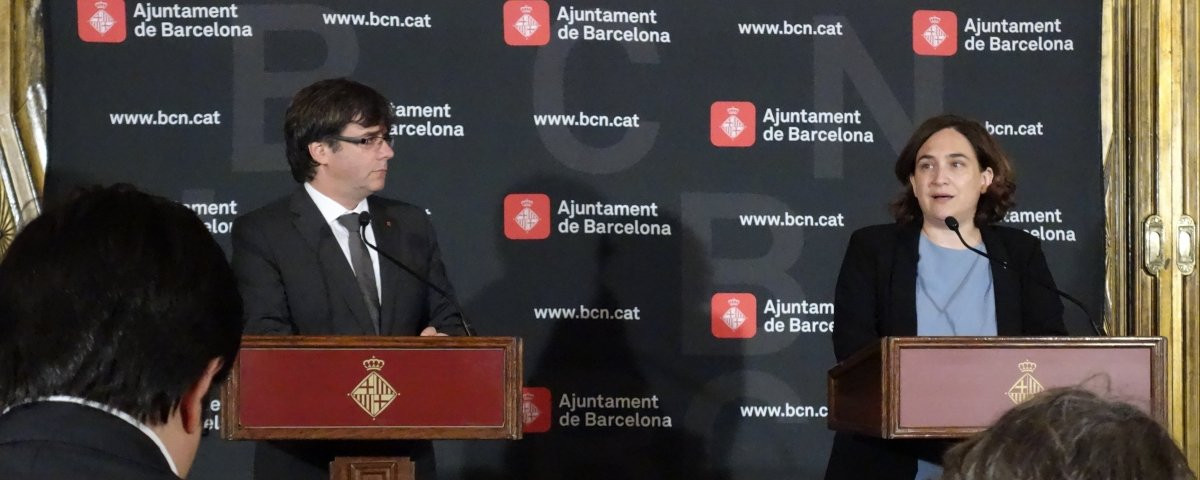 El president de la Generalitat, Carles Puigdemont, junto a la alcaldesa de Barcelona, Ada Colau / DGM