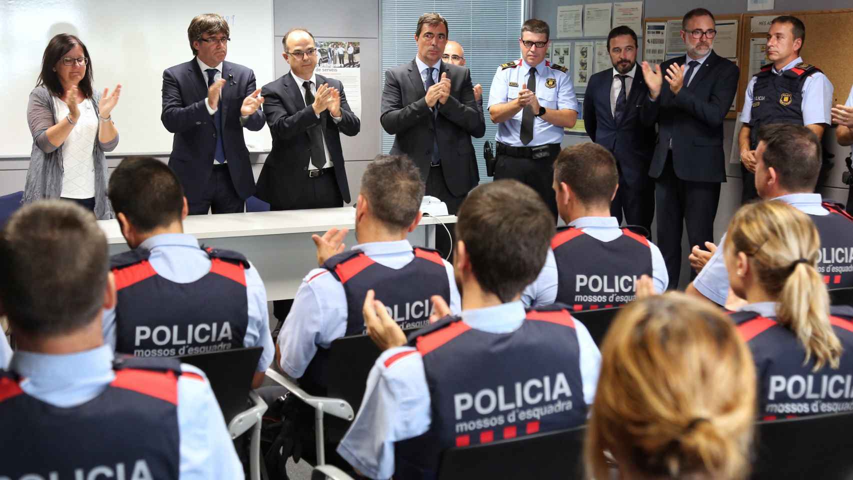 El president de la Generalitat, Carles Puigdemont, aplaude el trabajo realizado por los Mossos d'Esquadra / EFE