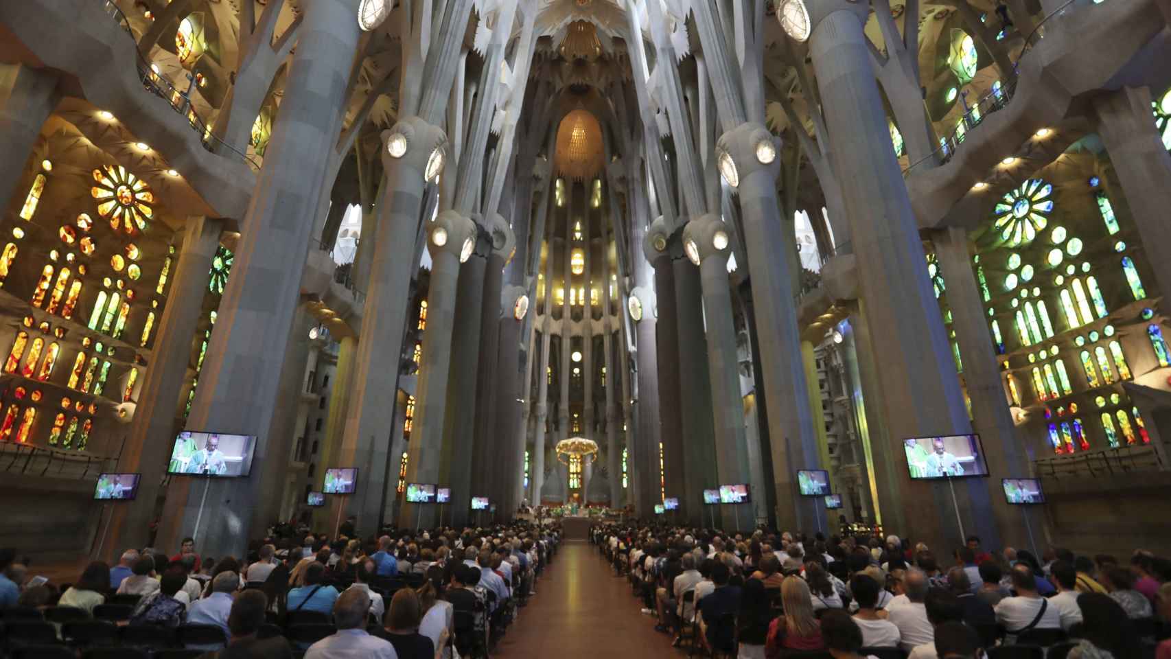 La Basílica de la Sagrada Família, llena de asistentes durante la Misa por la Paz / EFE