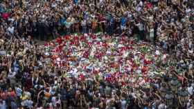 Homenaje a las víctimas en el mosaico de Joan Miró / EFE