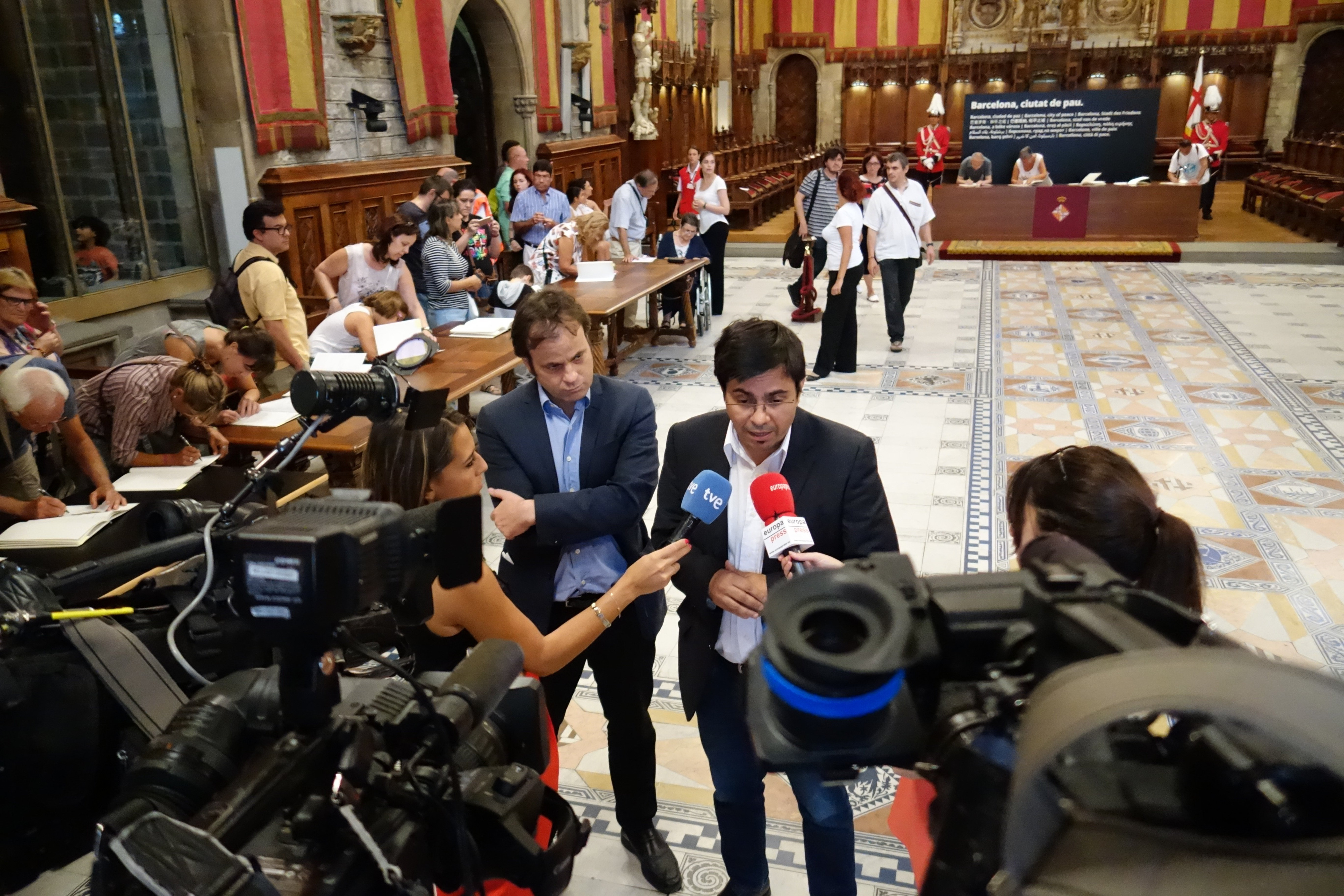 Jaume Asens y Gerardo Pisarello atienden a los medios de comunicación / DGM