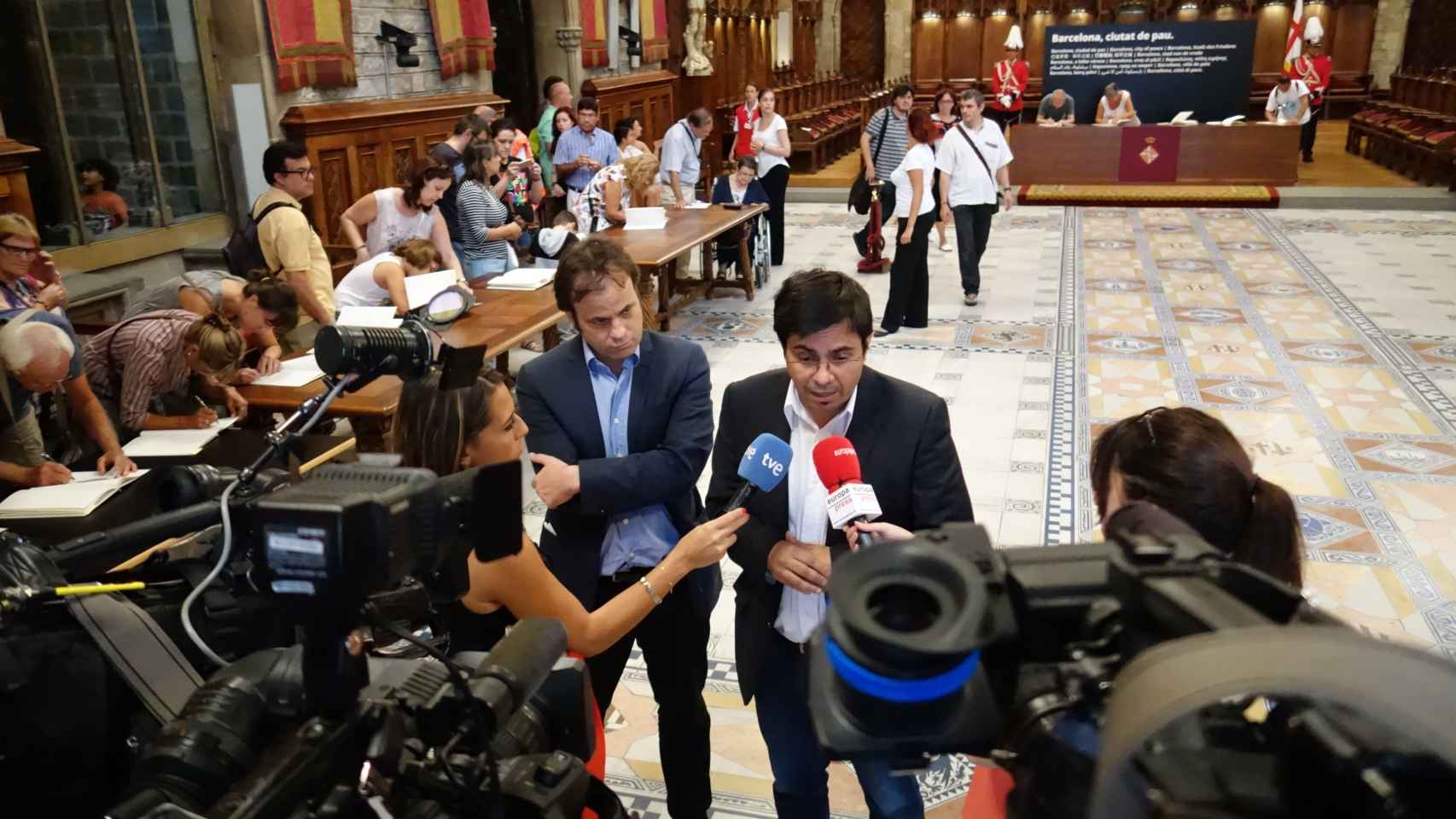 Jaume Asens y Gerardo Pisarello atienden a los medios de comunicación / DGM