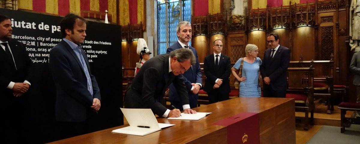 Artur Mas firma en el libro de las condolencias, acompañado de las autoridades del Ayuntamiento y la Generalitat / DGM