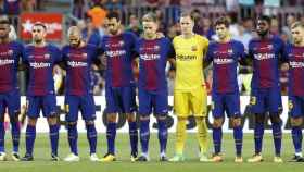 Los jugadores del Barça guardan un emotivo minuto de silencio por las víctimas de los atentados terroristas de Barcelona y Cambrils / EFE