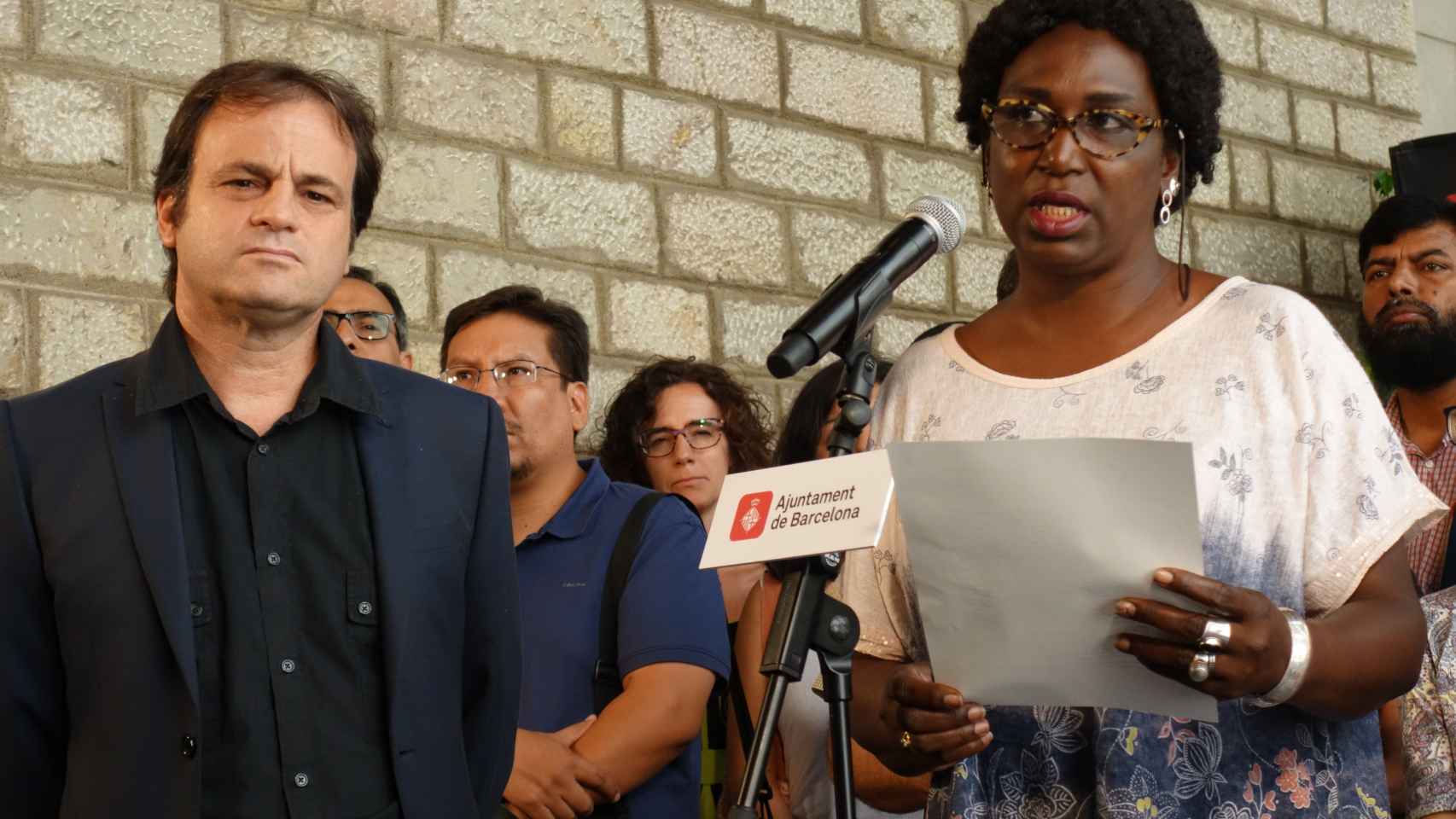 Las setenta entidades inmigrantes leen el manifiesto en el Ayuntamiento de Barcelona / DGM