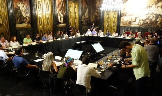 Las entidades, reunidas en el Saló de Cròniques del Ayuntamiento de Barcelona / DGM