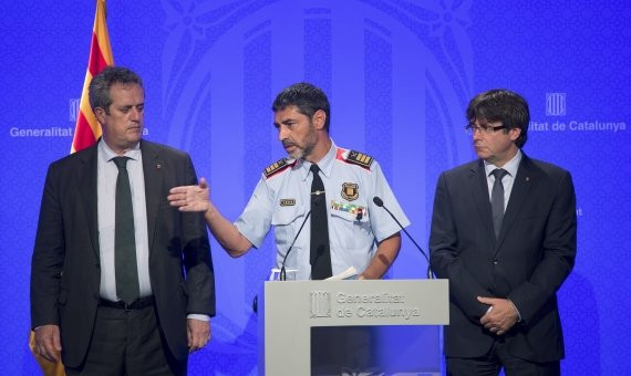 Puigdemont junto a Joaquim Forn y Josep Lluís Trapero / EFE-Marta Pérez