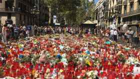 Ofrenda floral sobre el mosaico de Miró en La Rambla tras los atentados del 17A